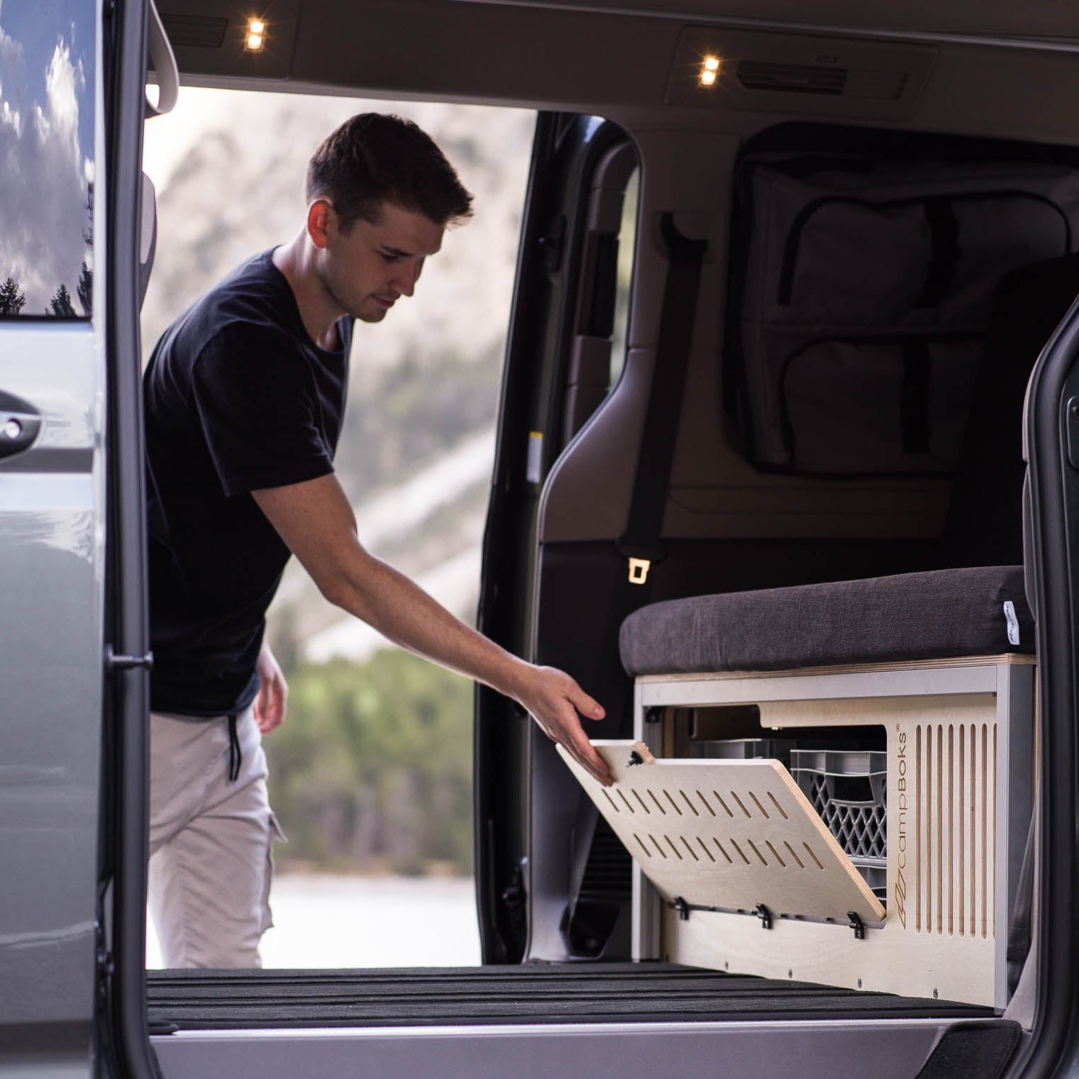 Eine Person öffnet den inneren Stauraum der CampBoks Pro 2026