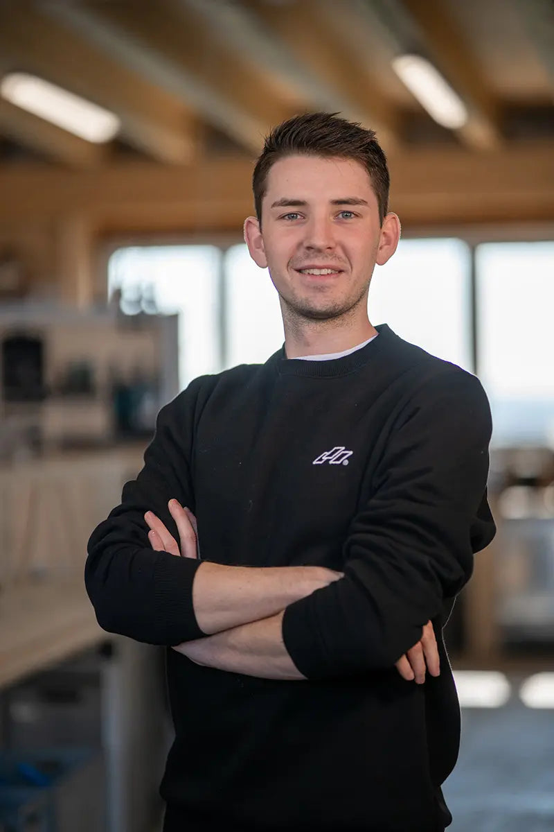 Paul Schneider mit verschränkten Armen in der Werkstatt