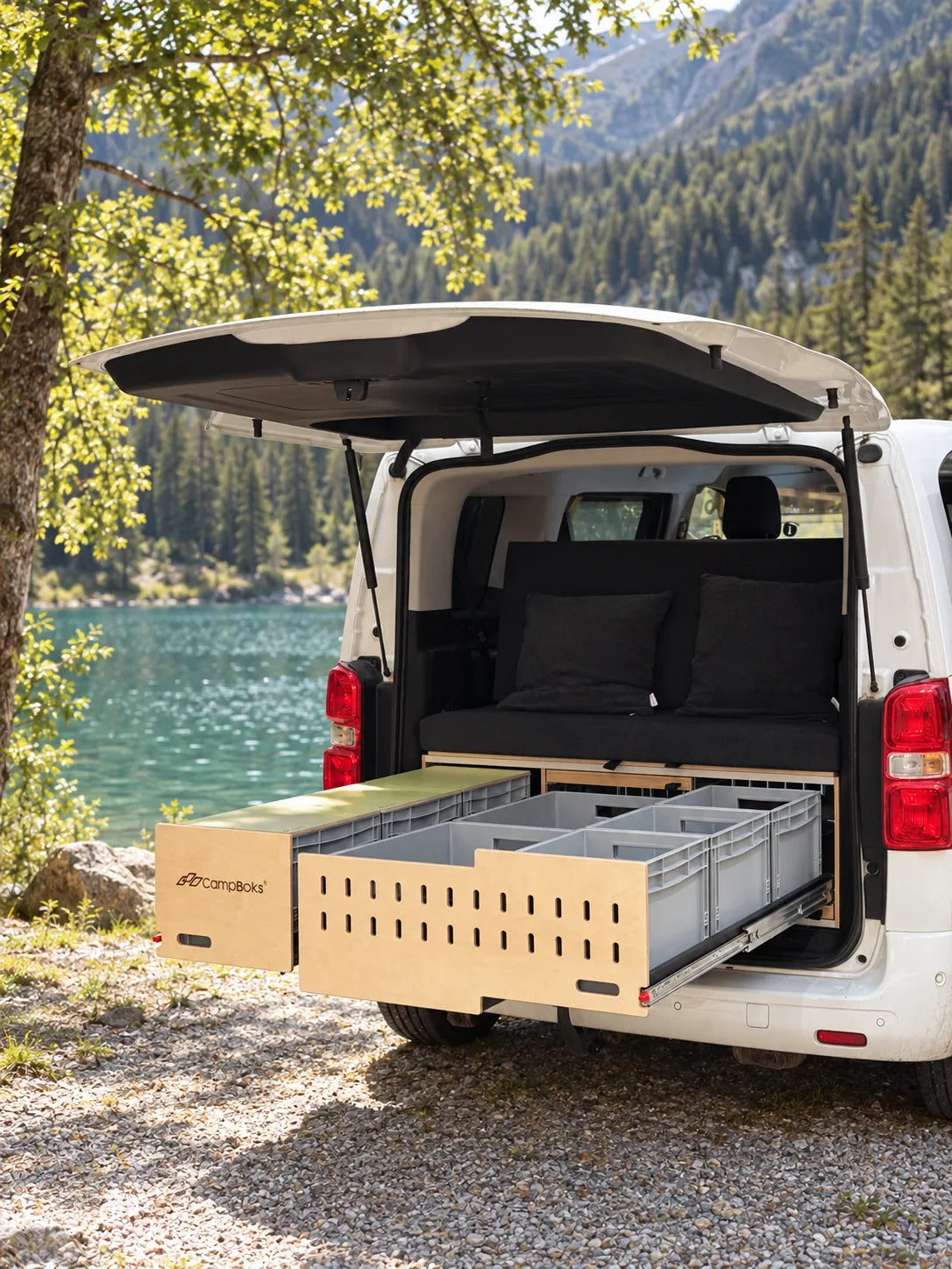 CampBoks Lite 2.0 im weißen Van am See – Euroboxen ausgezogen (KI-bearbeiteter Entwurf)