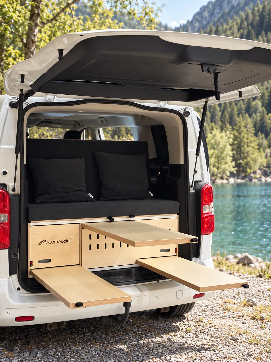CampBoks Lite 2.0 im weißen Van am See – Tisch und Sitzbänke (KI-bearbeiteter Entwurf)
