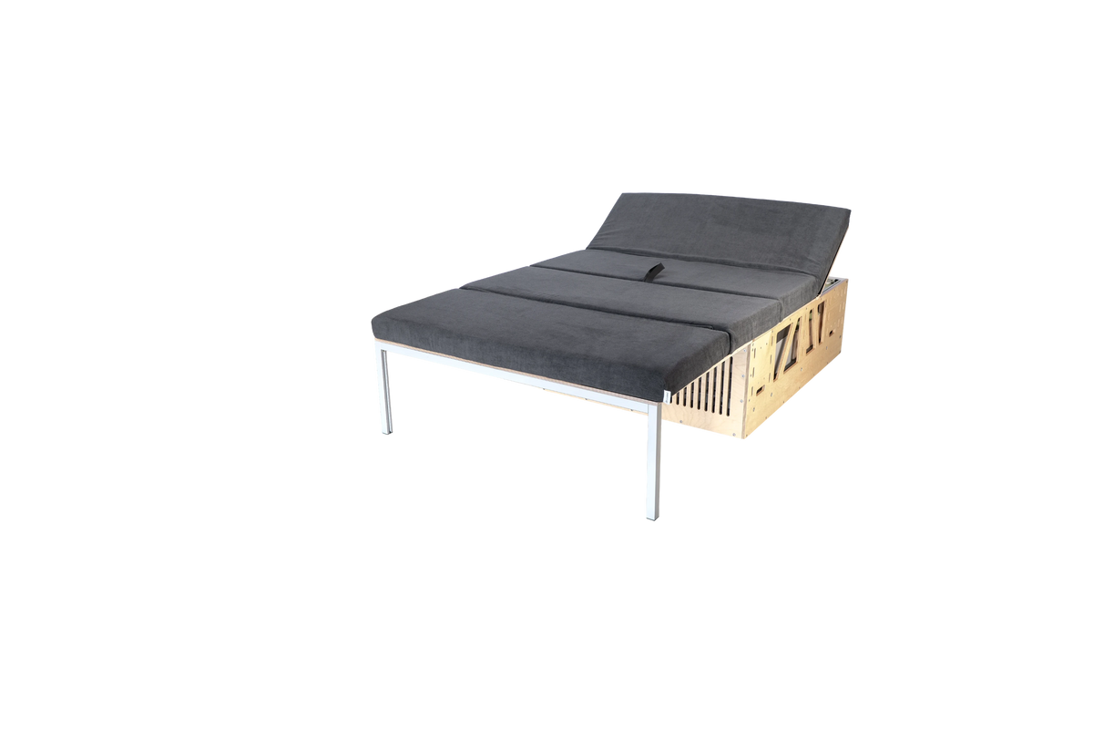 CampBoks® Pro 2.0 als ausgeklapptes Bett mit grauen Polstern und angehobener Kopfstütze.