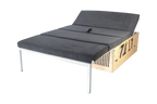 CampBoks® Pro 2.0 als ausgeklapptes Bett mit grauen Polstern und angehobener Kopfstütze.