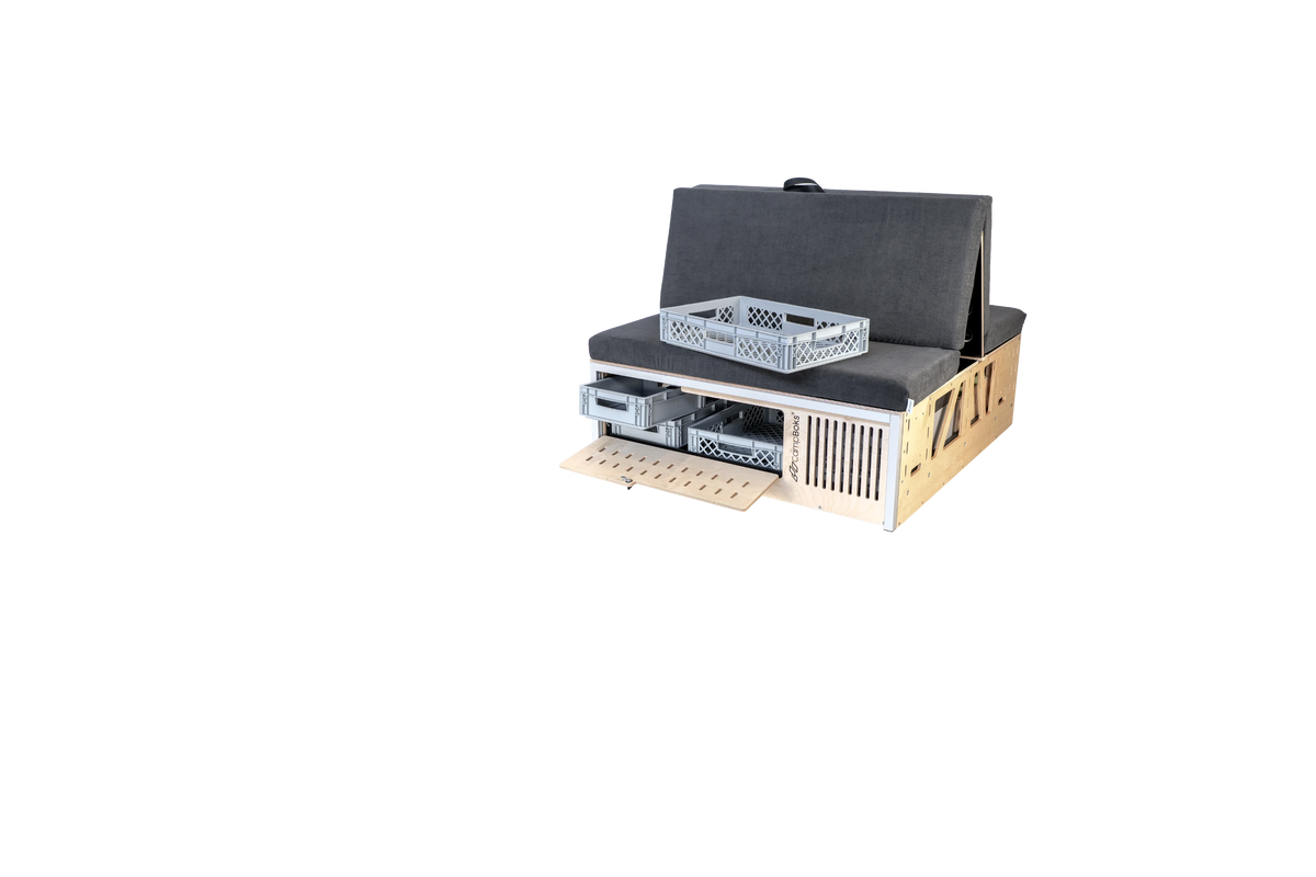 Geöffneter Innenstauraum der CampBoks® Pro 2.0 mit Euroboxen unter der Sitzbank.