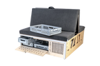 Geöffneter Innenstauraum der CampBoks® Pro 2.0 mit Euroboxen unter der Sitzbank.