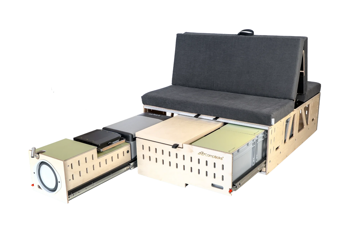 CampBoks® Pro 2.0 mit ausgezogener Küche, Stauraumauszug und hölzerner Arbeitsfläche.
