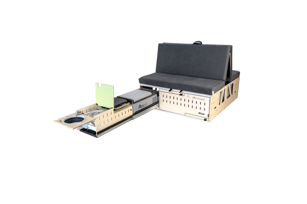 CampBoks® Pro 2.0 mit ausgezogenem Küchenmodul, aufgeklapptem Waschbecken und Kühlbox.