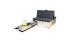 CampBoks® Pro 2.0 mit ausgezogenem Küchenmodul, aufgeklapptem Waschbecken und Kühlbox.