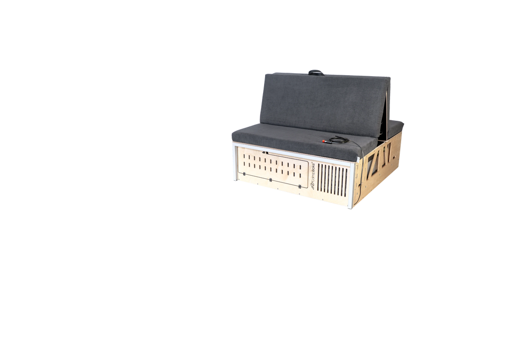 Innenansicht der CampBoks® Pro 2.0 mit grauer Sitzbank und geschlossener Stauraumklappe.