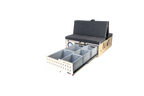 CampBoks® Pro 2.0 mit vollständig ausgezogenem Stauraumauszug und offenen Euroboxen.