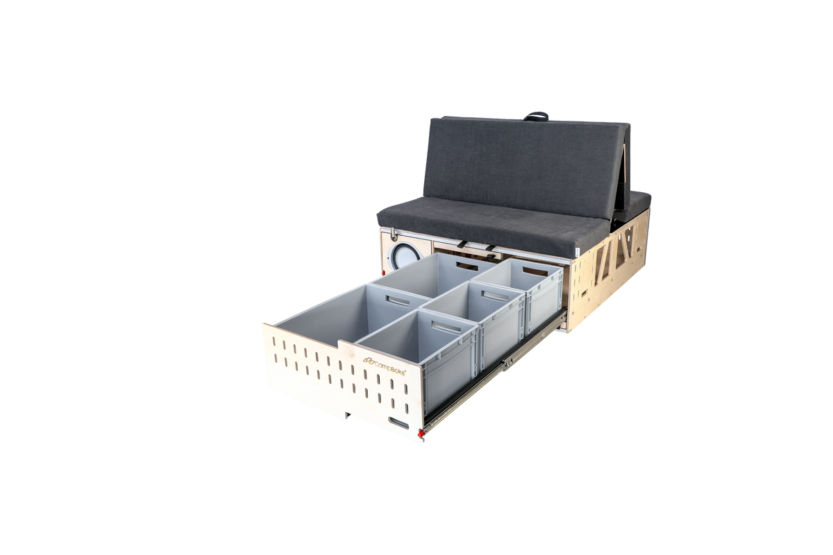 CampBoks® Pro 2.0 mit vollständig ausgezogenem Stauraumauszug und offenen Euroboxen.