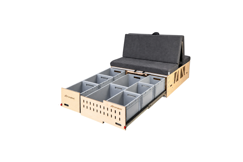 Campingbox CampBoks® Lite 2.0 mit beiden Stauraumauszügen geöffnet: drei Euroboxen links und fünf rechts.