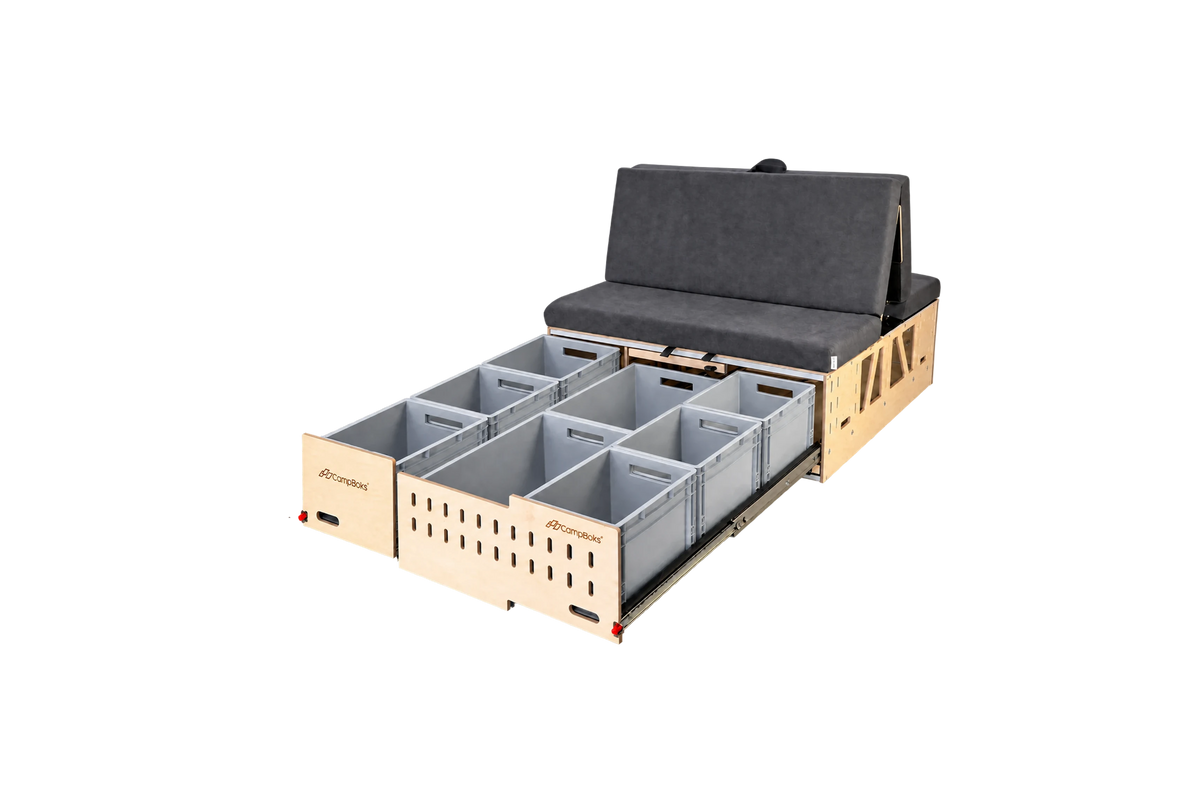 Campingbox CampBoks® Lite 2.0 mit beiden Stauraumauszügen geöffnet: drei Euroboxen links und fünf rechts.