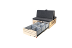 Campingbox CampBoks® Lite 2.0 mit ausgezogenem rechten Stauraumauszug und fünf offenen Euroboxen.