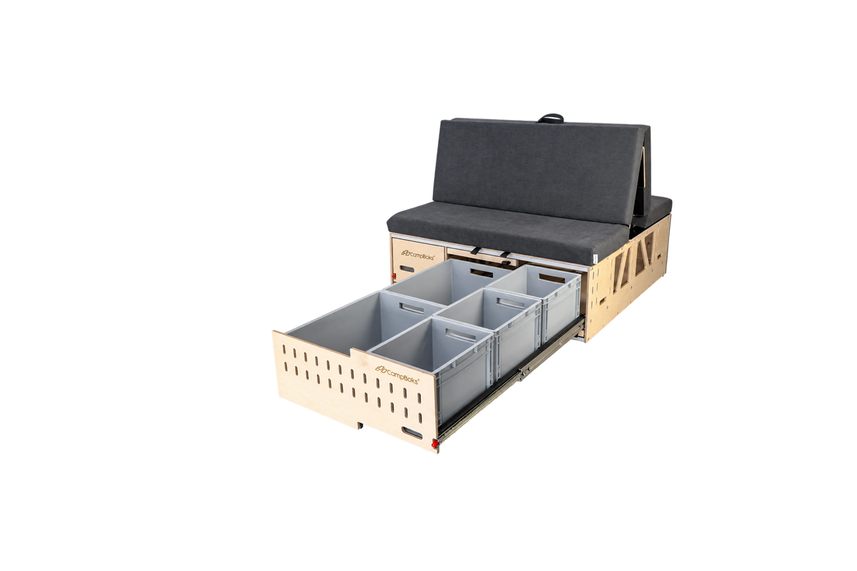 Campingbox CampBoks® Lite 2.0 mit ausgezogenem rechten Stauraumauszug und fünf offenen Euroboxen.