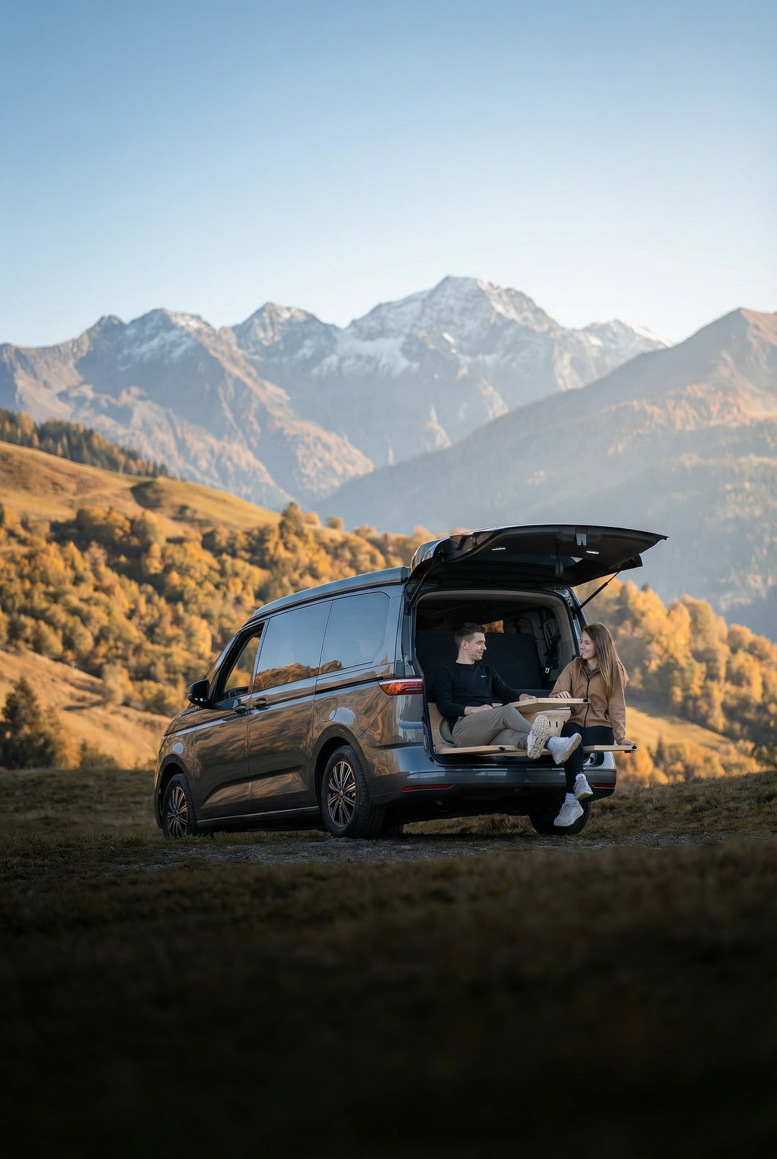 CampBoks verbaut in einem Van. Im Hingergrund die Alpen.
