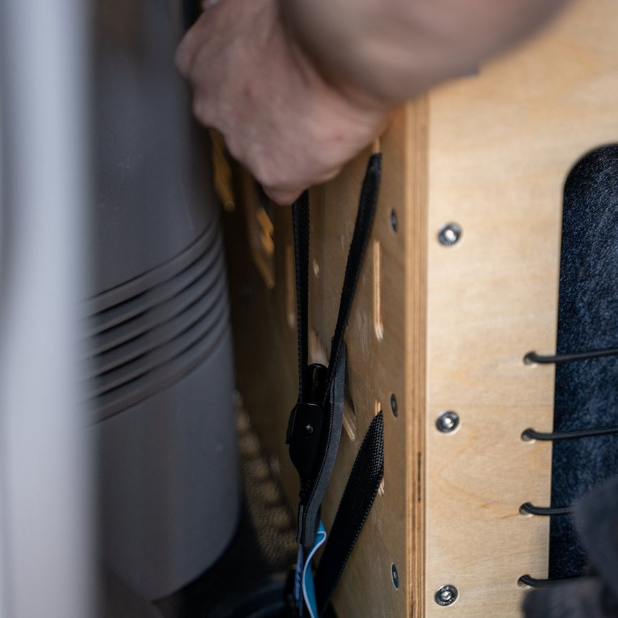 Hand an einem Holzmodul der CampBoks, Detailaufnahme